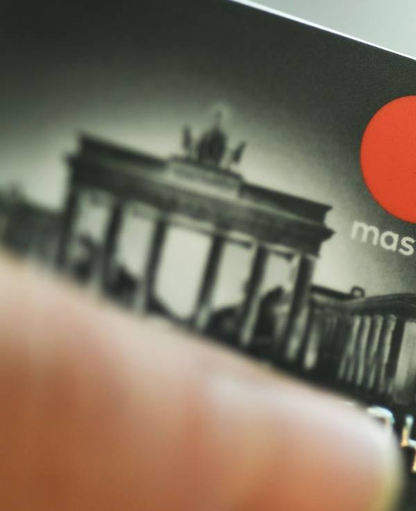 Eine Mastercard-Kreditkarte wird in der Hand gehalten.