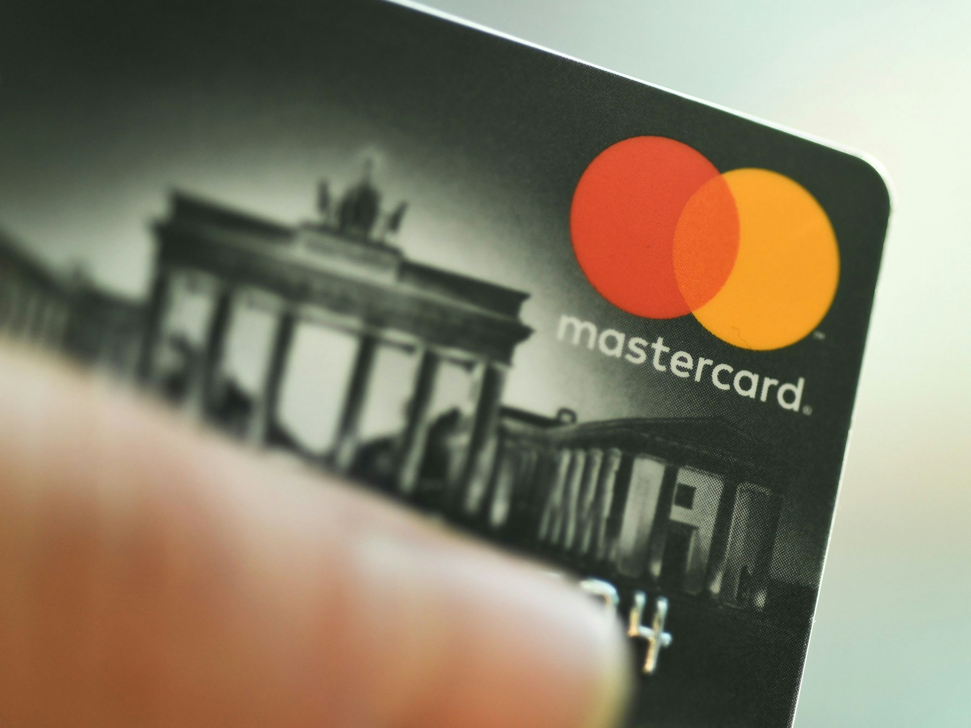 Eine Mastercard-Kreditkarte wird in der Hand gehalten.