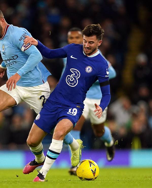Kyle Walker (l) von Manchester City gegen Mason Mount vom FC Chelsea.