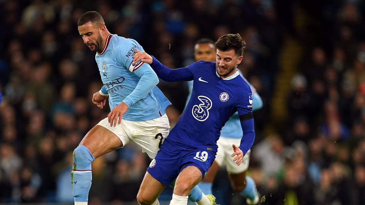Kyle Walker (l) von Manchester City gegen Mason Mount vom FC Chelsea.