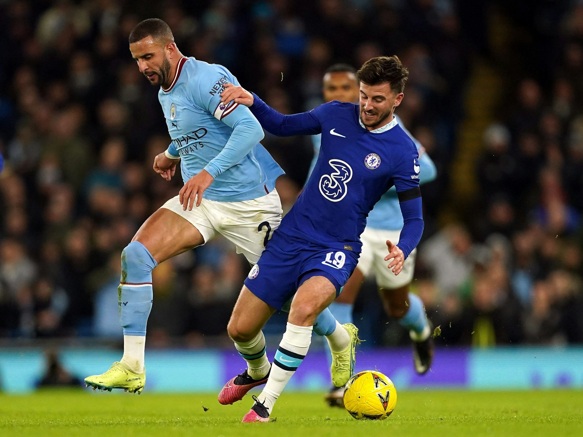 Kyle Walker (l) von Manchester City gegen Mason Mount vom FC Chelsea.