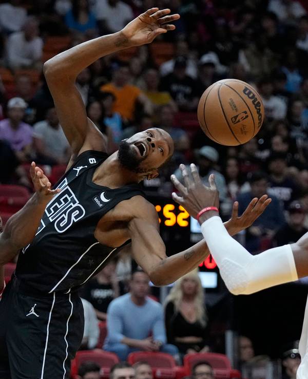 Miami Heat gegen Brooklyn Nets: Haywood Highsmith (l) wehrt den Ball von Brooklyn Nets Stürmer Kevin Durant (M) ab, Center Bam Adebayo (13) ist rechts in Aktion.