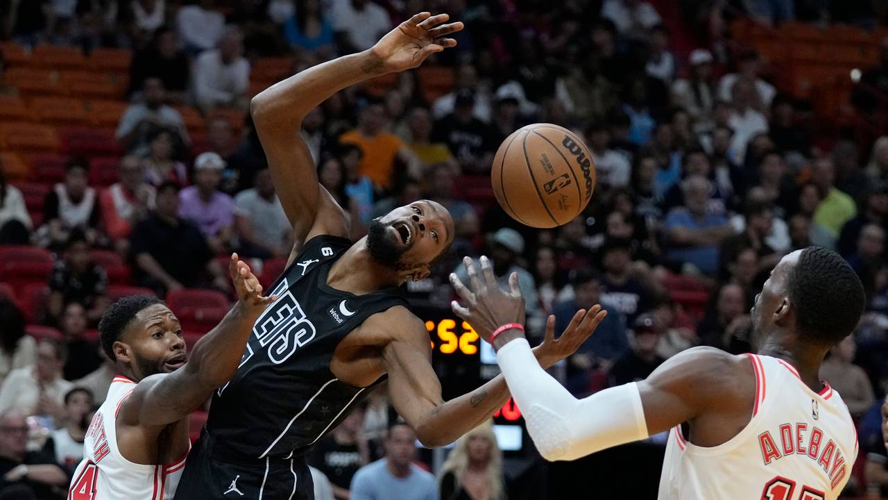 Miami Heat gegen Brooklyn Nets: Haywood Highsmith (l) wehrt den Ball von Brooklyn Nets Stürmer Kevin Durant (M) ab, Center Bam Adebayo (13) ist rechts in Aktion.