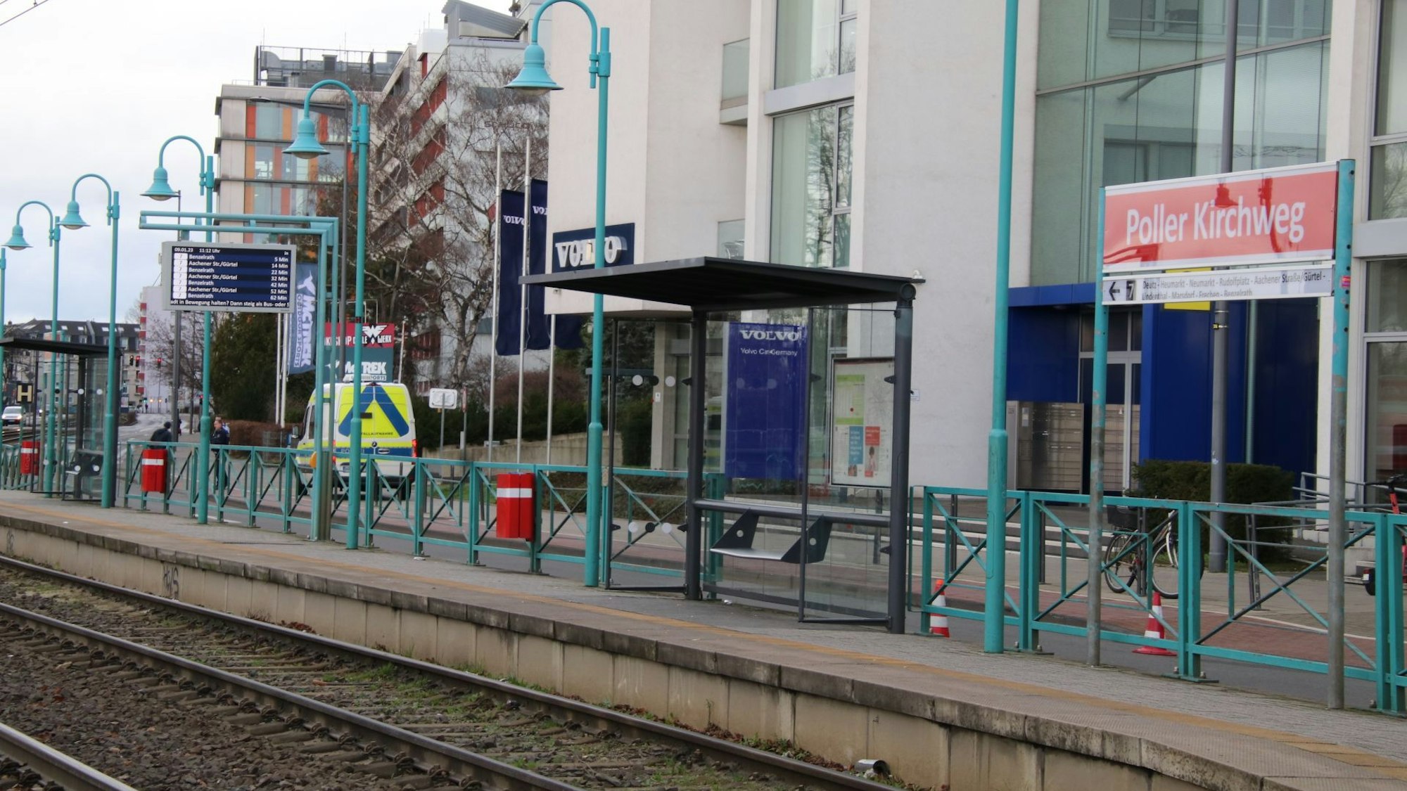 Die Bahnhaltestelle Poller Kirchweg.