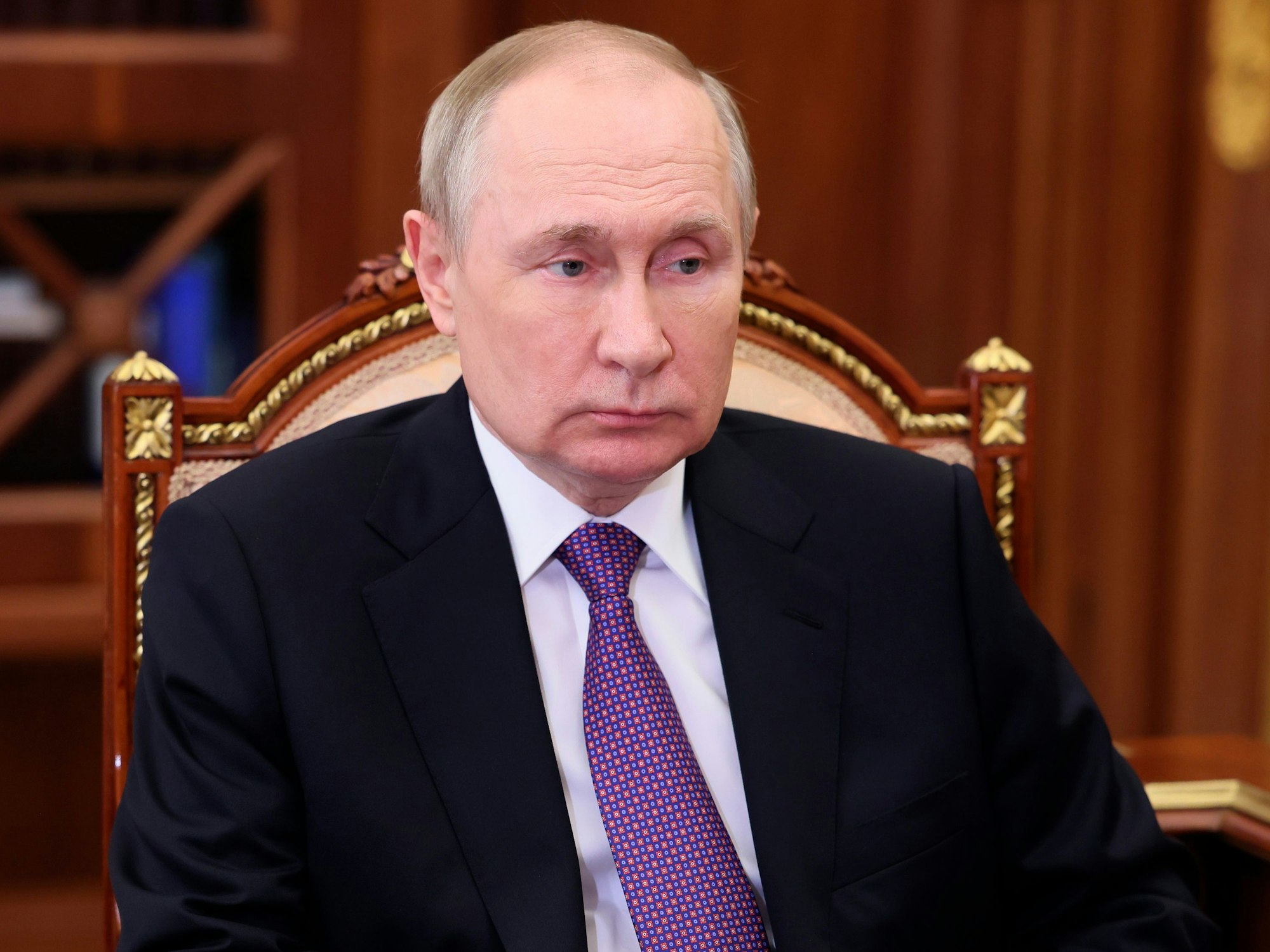 Dieses von der staatlichen russischen Nachrichtenagentur Sputnik via AP veröffentlichte Foto zeigt Wladimir Putin, Präsident von Russland, während eines Treffens mit dem Vorsitzenden der Promswjasbank PSB, Fradkow, im Kreml.