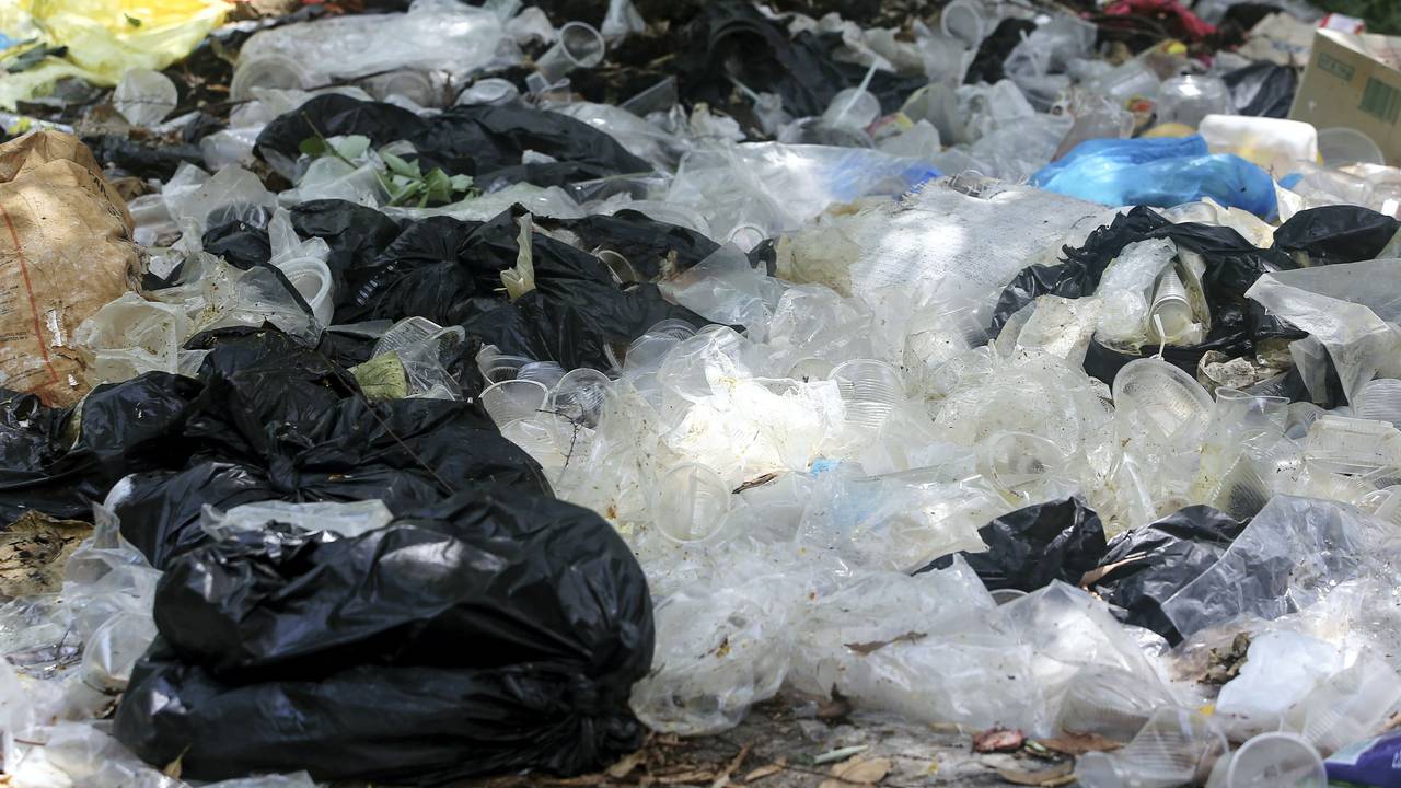 Ein Haufen Plastikmüll liegt am Straßenrand in Malaysia.