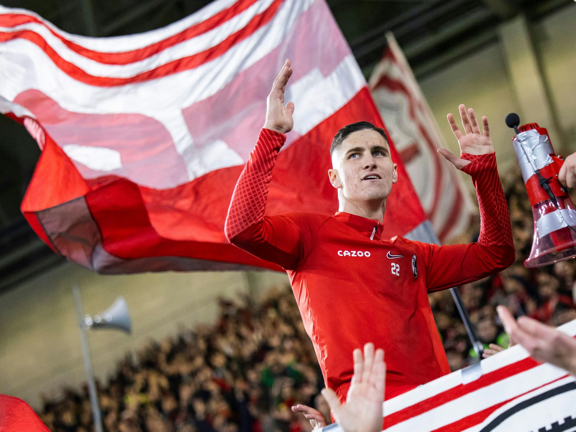 Freiburgs Roland Sallai jubelt nach dem Spiel bei den Fans.