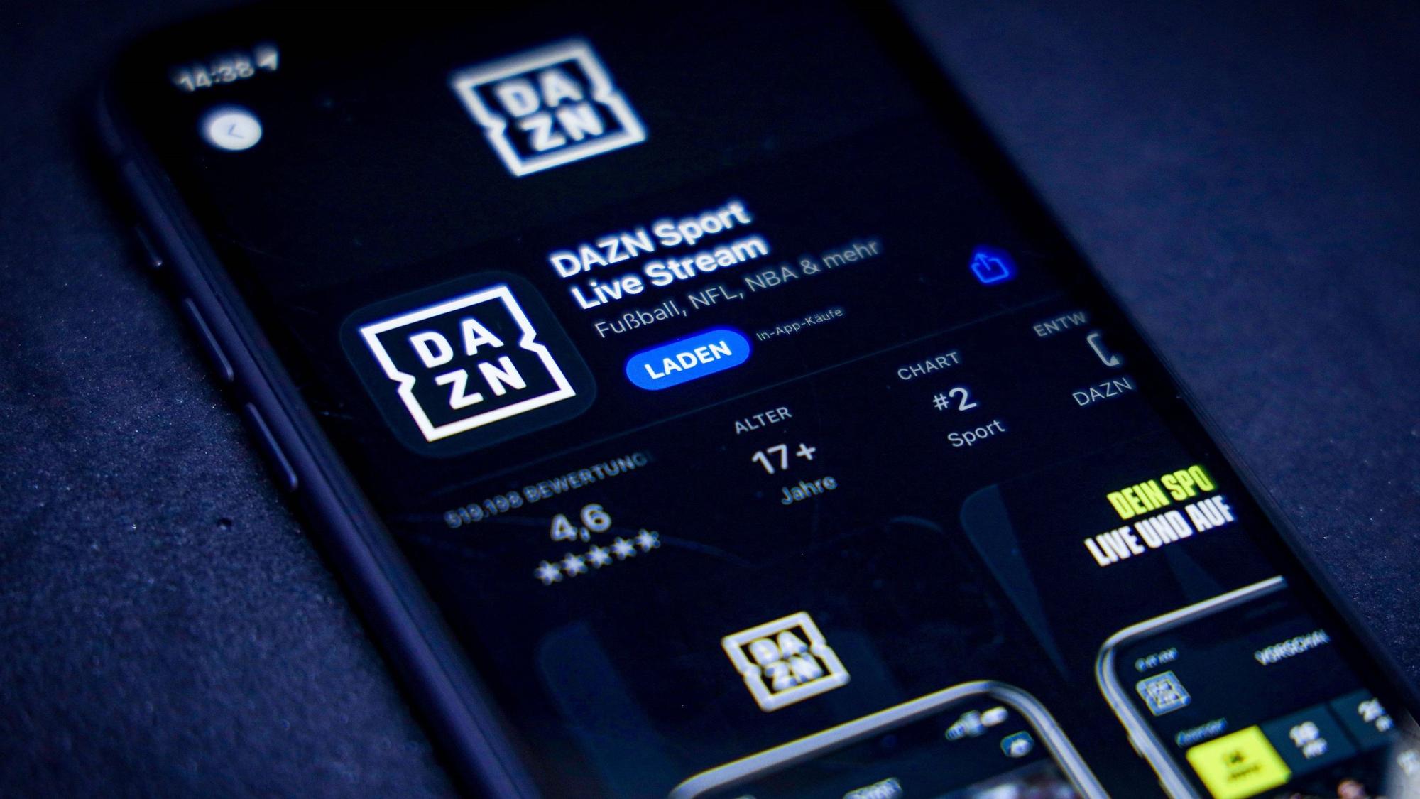 Ein Handy mit der DAZN-App ist auf einer Illustration zu sehen.