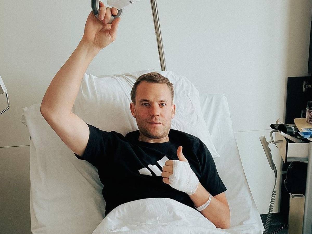 Manuel Neuer auf einem Foto aus dem Krankenbett nach einer Operation.