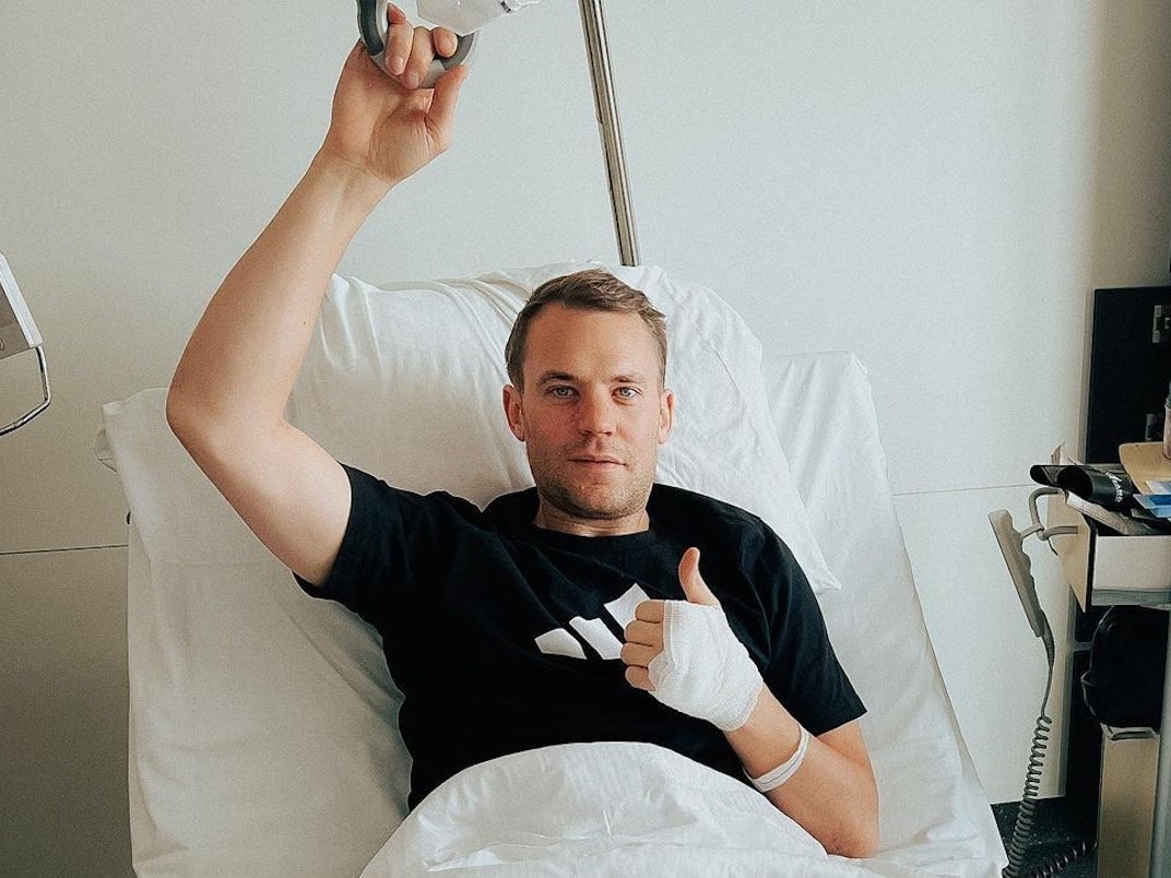 Manuel Neuer auf einem Foto aus dem Krankenbett nach einer Operation.