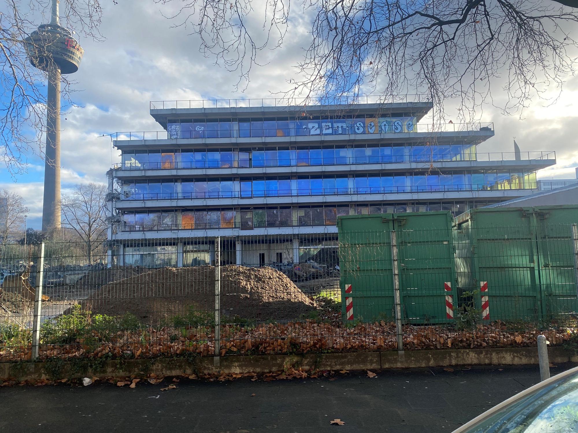 Blick auf die Glasfassade des ehemaligen Siemens-Baus in Köln. Das Haus wird abgerissen, dort entstehen Wohneinheiten.