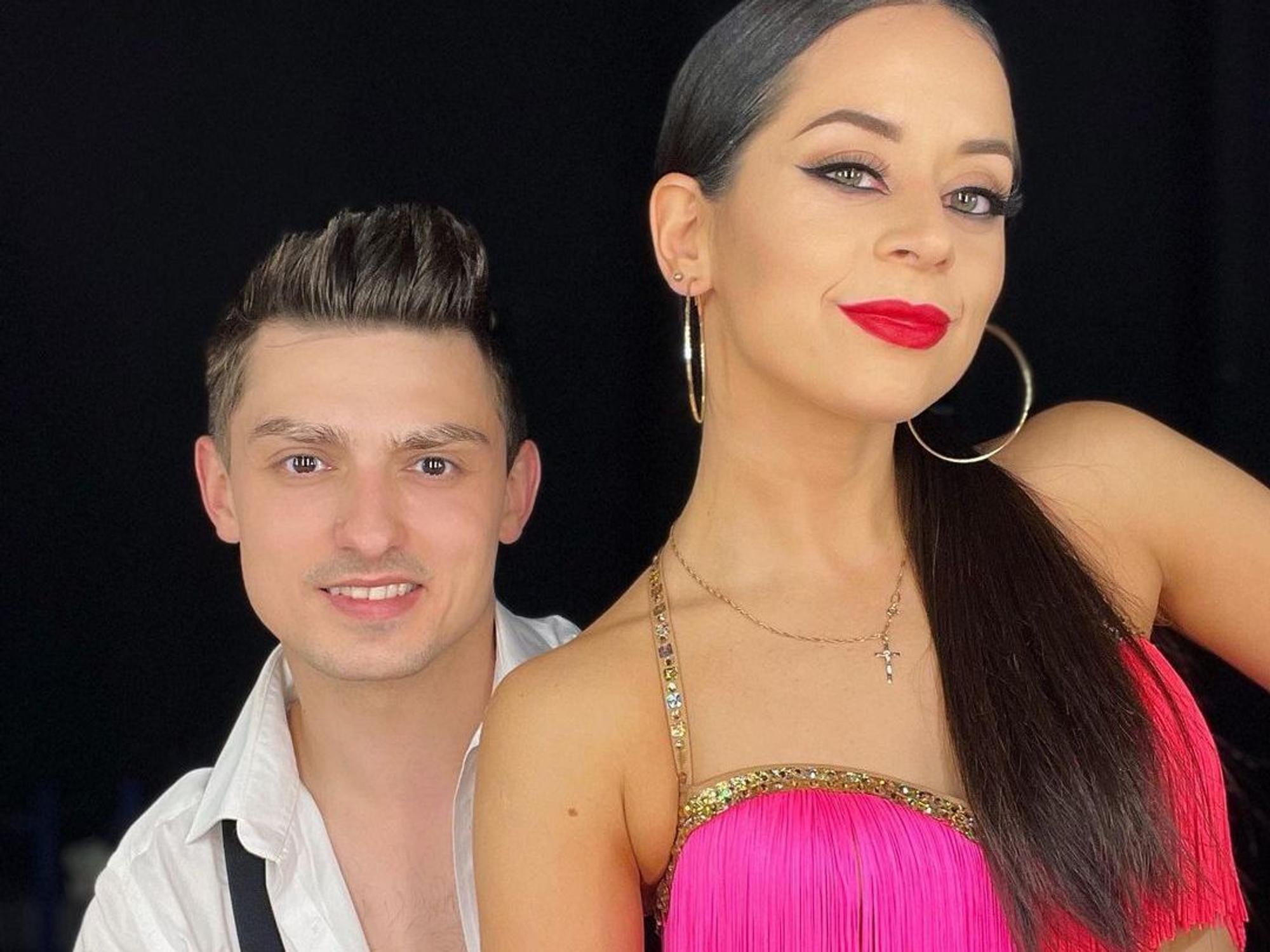Malika Dzumaev und Zsolt Sándor Cseke machen ein Selfie.