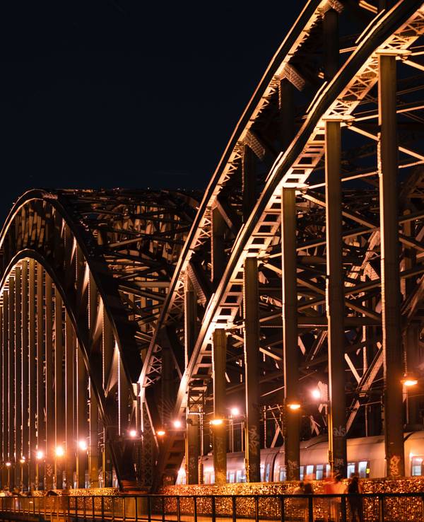 Unbeleuchtet ist der Kölner Dom nach 23 Uhr. Im Vordergrund die Hohenzollernbrücke.