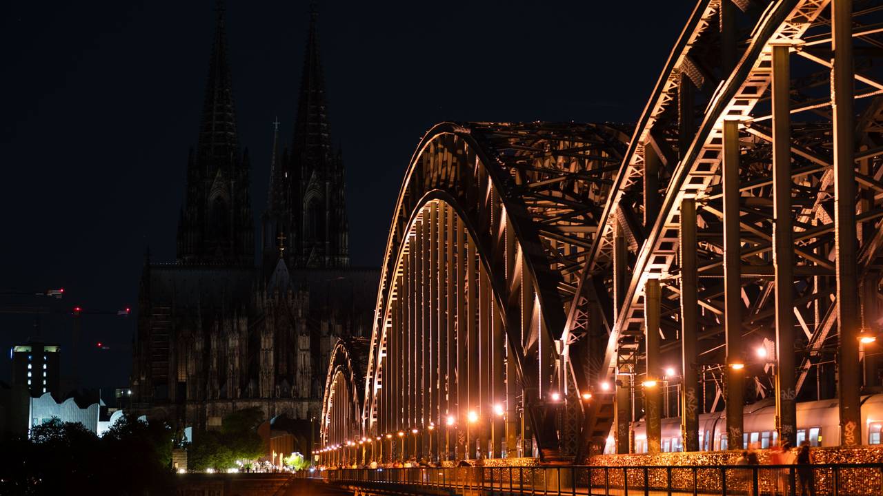 Unbeleuchtet ist der Kölner Dom nach 23 Uhr. Im Vordergrund die Hohenzollernbrücke.