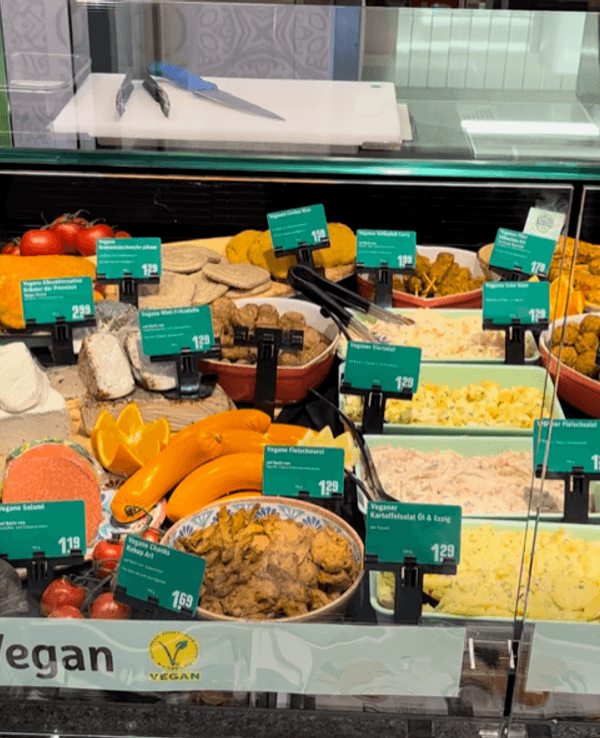 Die vegane Theke neben der Fleischtheke in einem REWE-Markt in Köln-Lövenich.