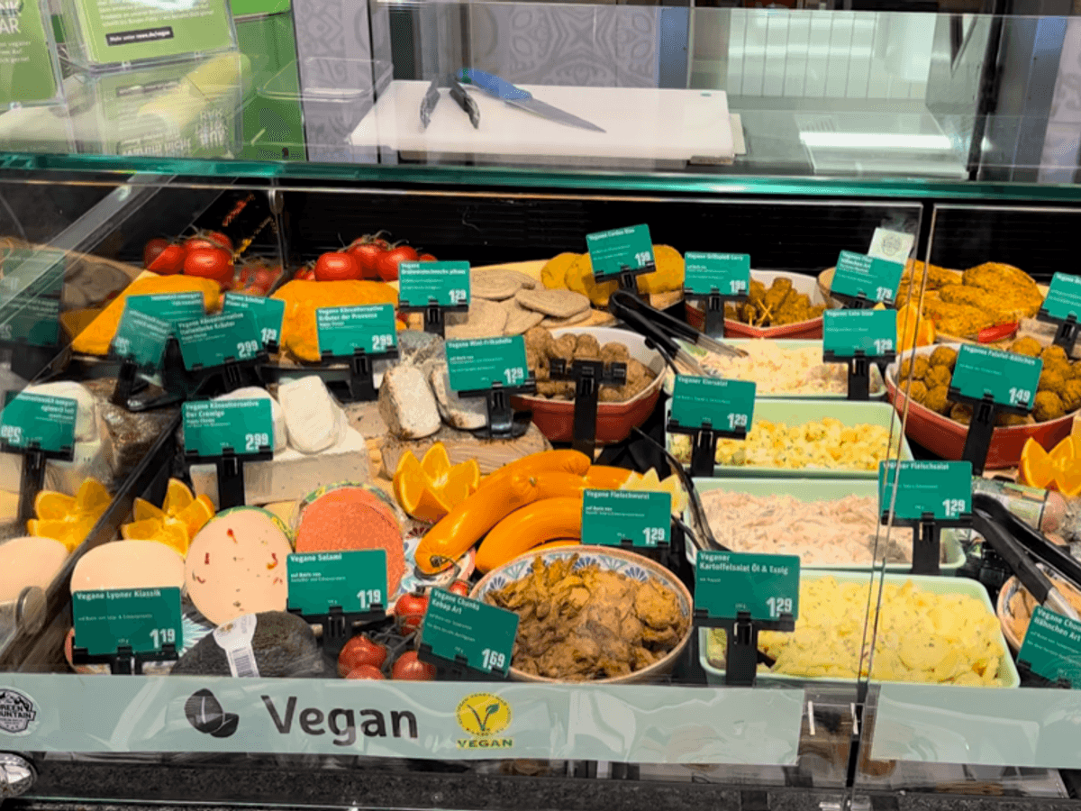 Die vegane Theke neben der Fleischtheke in einem REWE-Markt in Köln-Lövenich.
