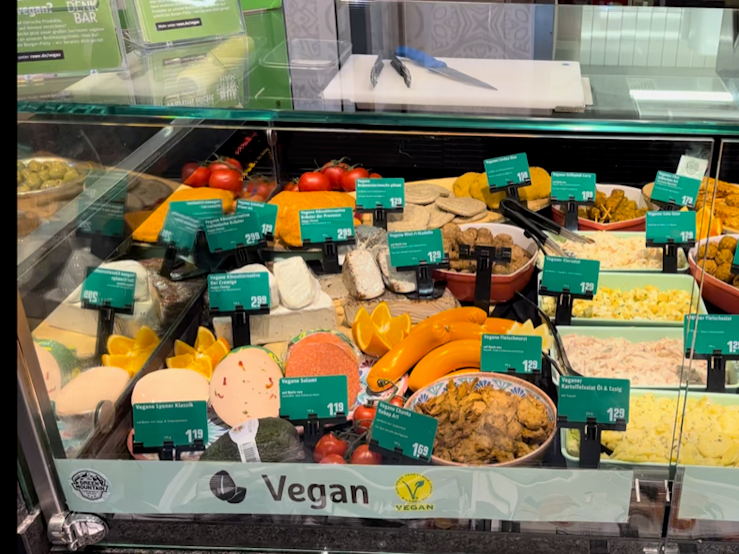 Die vegane Theke neben der Fleischtheke in einem REWE-Markt in Köln-Lövenich.