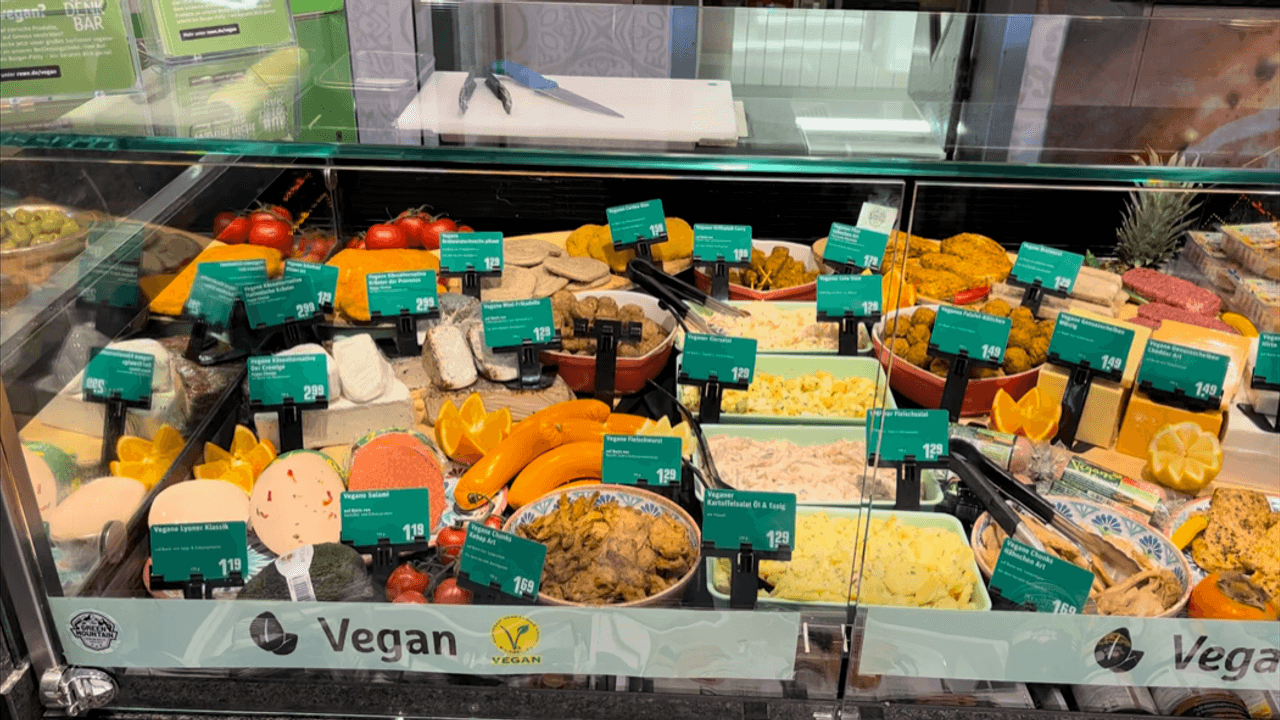 Die vegane Theke neben der Fleischtheke in einem REWE-Markt in Köln-Lövenich.