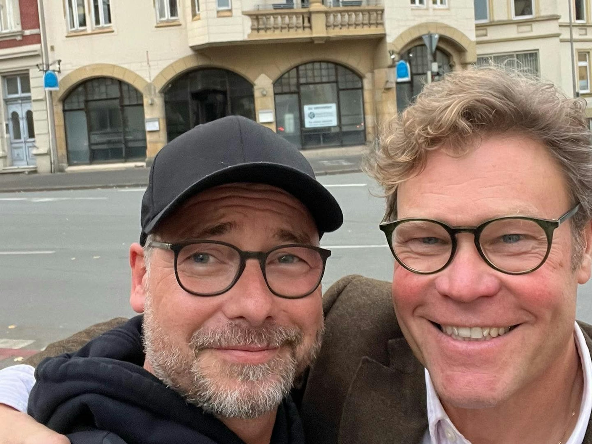 TV-Moderator Matthias Opdenhövel und Christian Merwitz (Architekt) posieren vor der ehemaligen Kultkneipe "Lui" in Detmold.