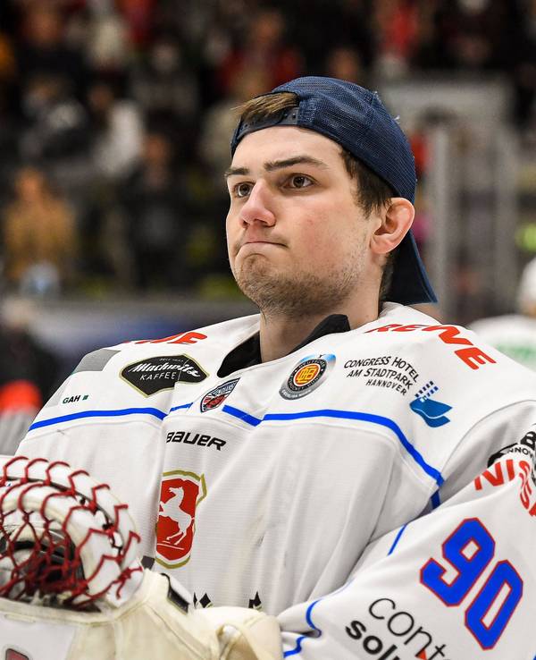 Jan Dalgic in Eishockey-Montur ohne Helm.