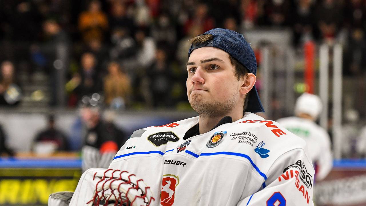 Jan Dalgic in Eishockey-Montur ohne Helm.