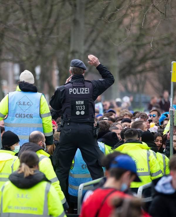 Weiberfastnacht 2022 in Köln: Der Zugang zur Zülpicher Straße wird gesperrt.