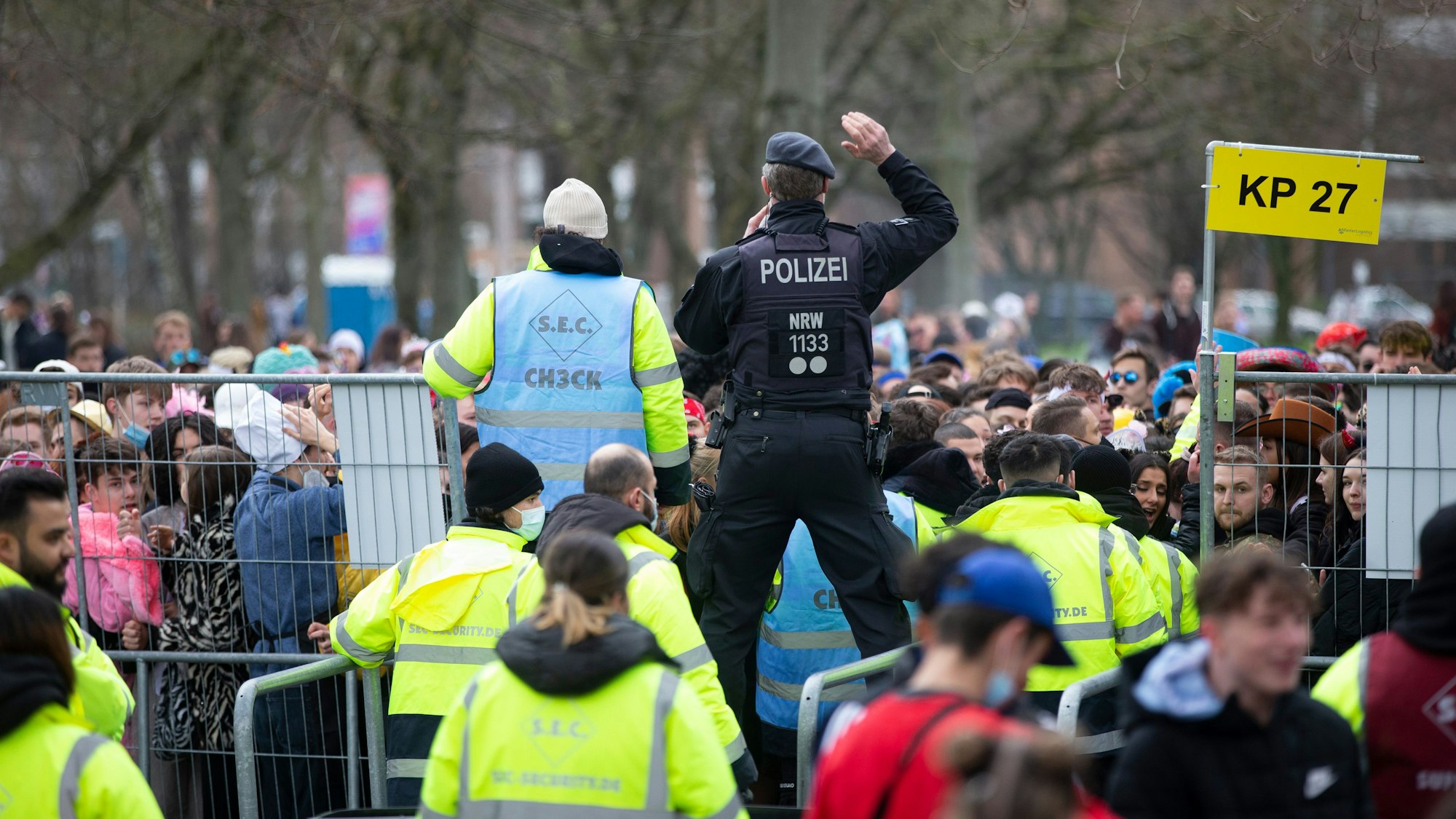 Weiberfastnacht 2022 in Köln: Der Zugang zur Zülpicher Straße wird gesperrt.