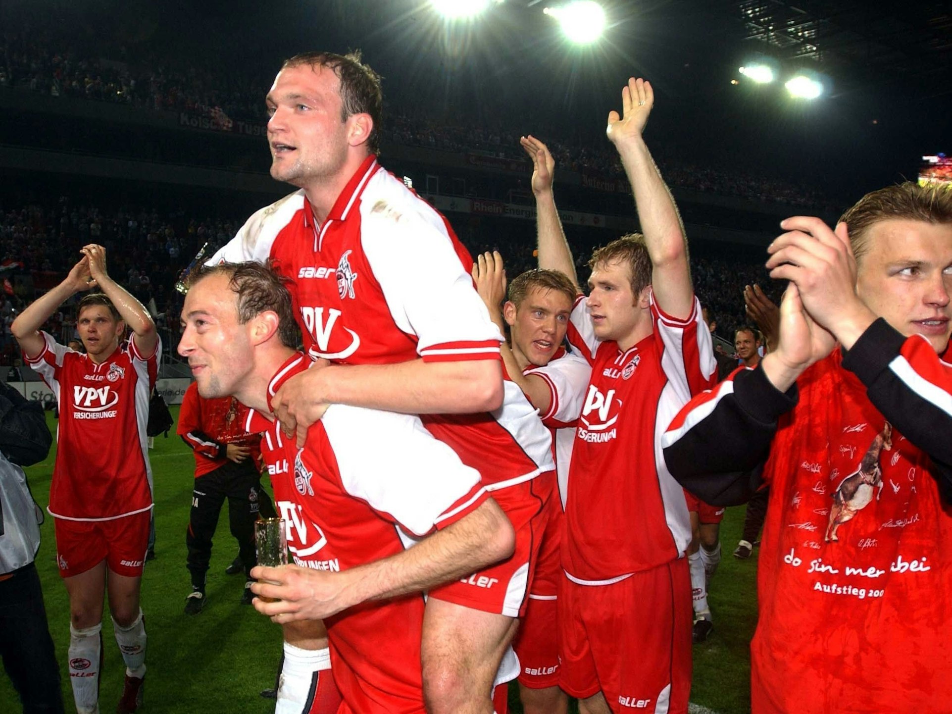 Die Kölner Thomas Cichon, Carsten Cullmann, Alexander Voigt, Oliver Schröder, Florian Kringe und Sebastian Helbig (v.l.) jubeln nach dem Sieg gegen St.Pauli über den Aufstieg in die erste Bundesliga.