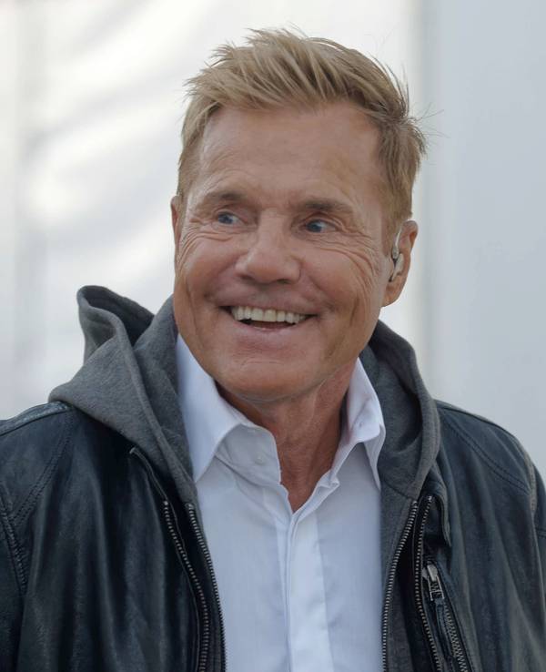 Dieter Bohlen lacht in die Kamera.