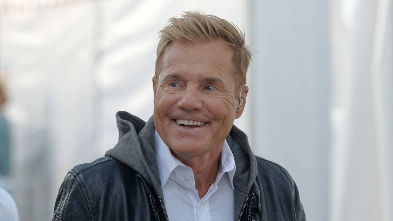 Dieter Bohlen lacht in die Kamera.