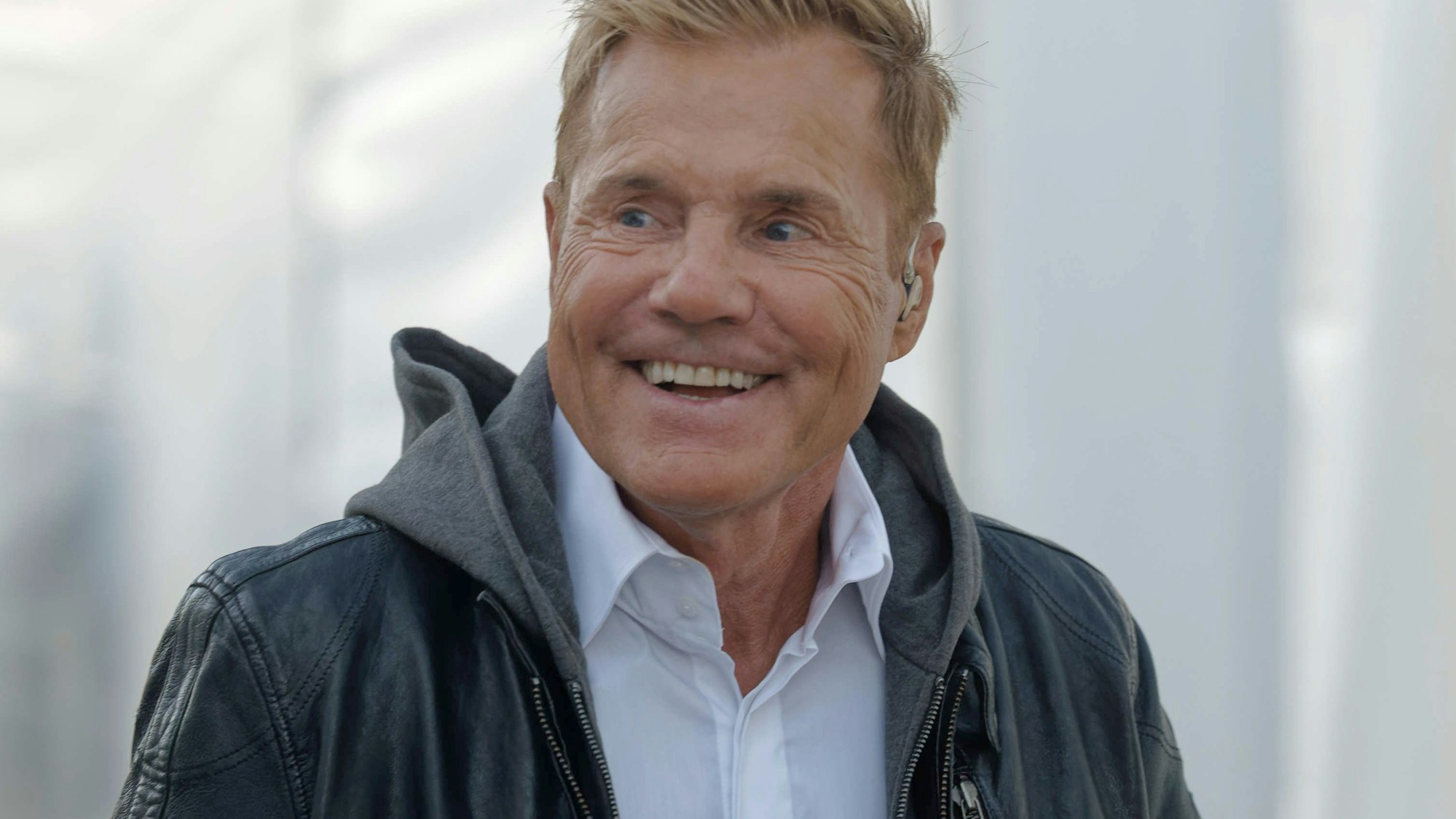 Dieter Bohlen lacht in die Kamera.