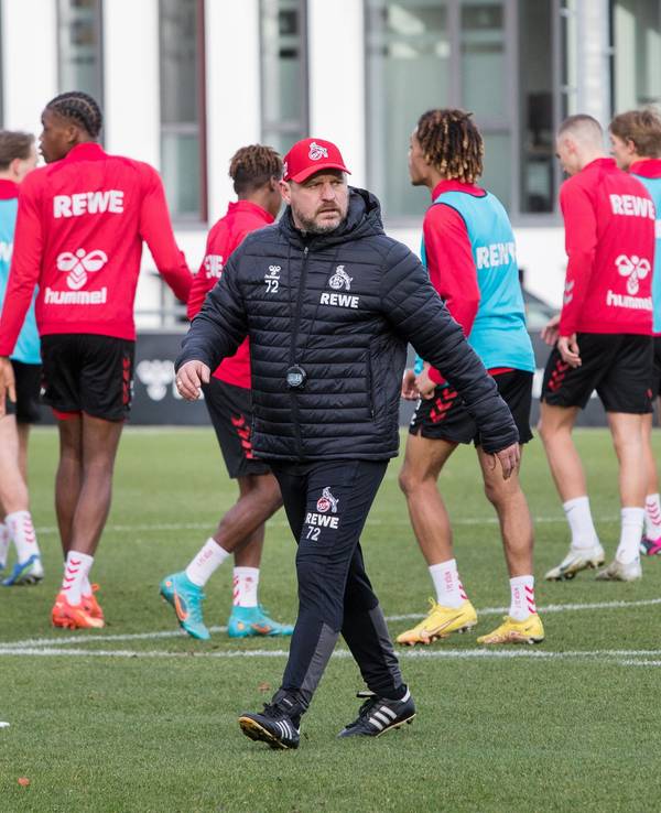 Steffen Baumgart beobachtet das Training des 1. FC Köln.