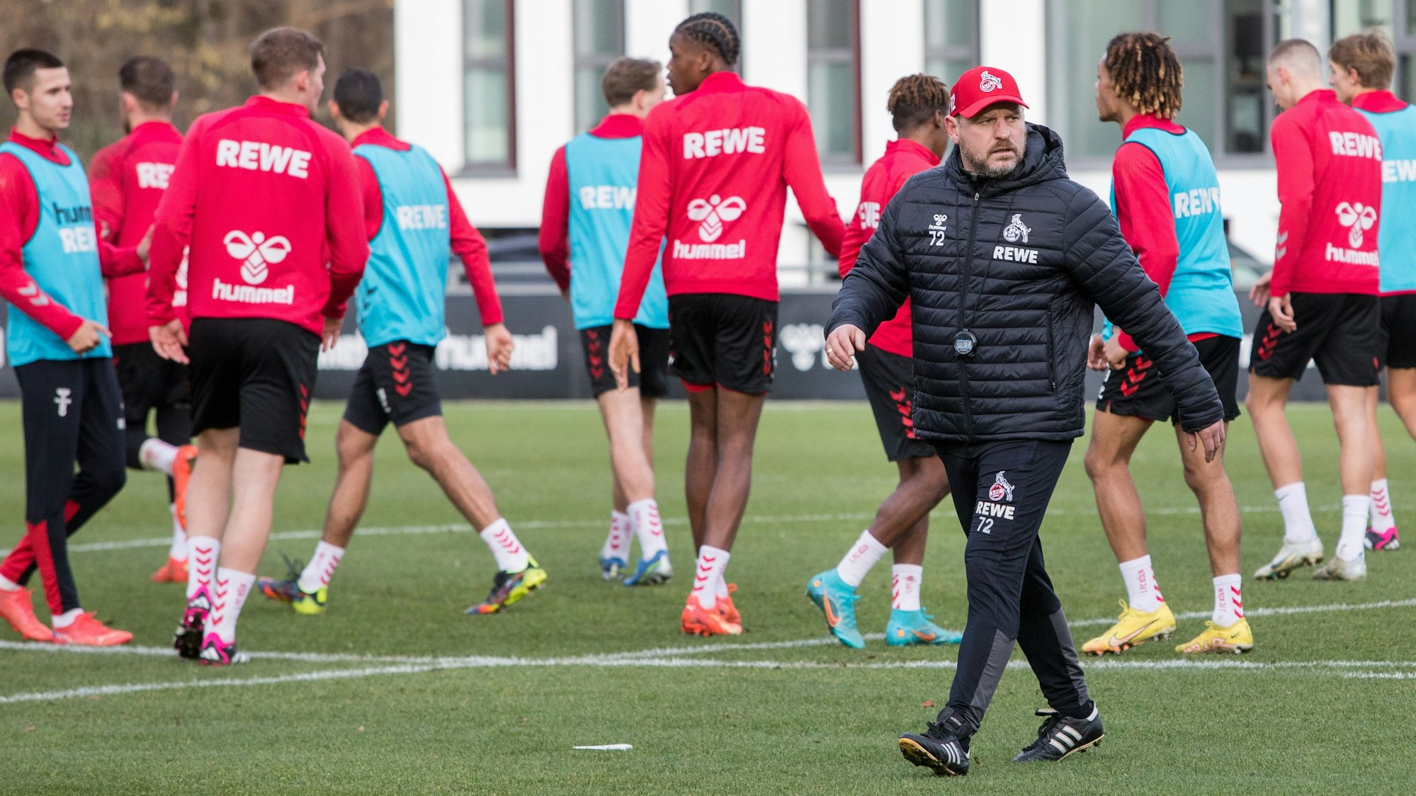 Steffen Baumgart beobachtet das Training des 1. FC Köln.