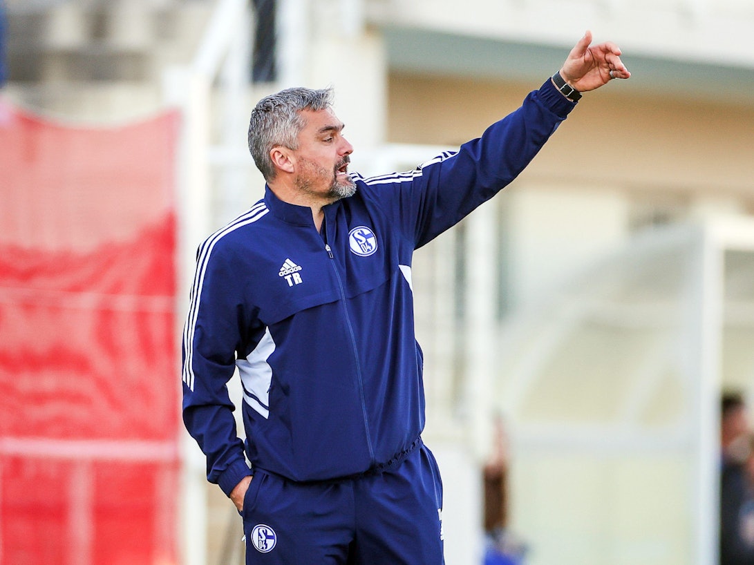 Schalkes Cheftrainer Thomas Reis gibt seinen Spielern Anweisungen.