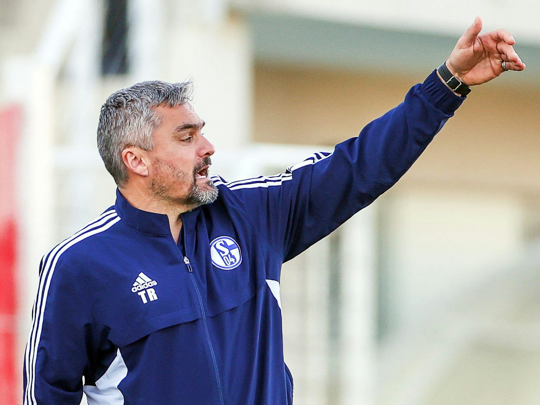 Schalkes Cheftrainer Thomas Reis gibt seinen Spielern Anweisungen.