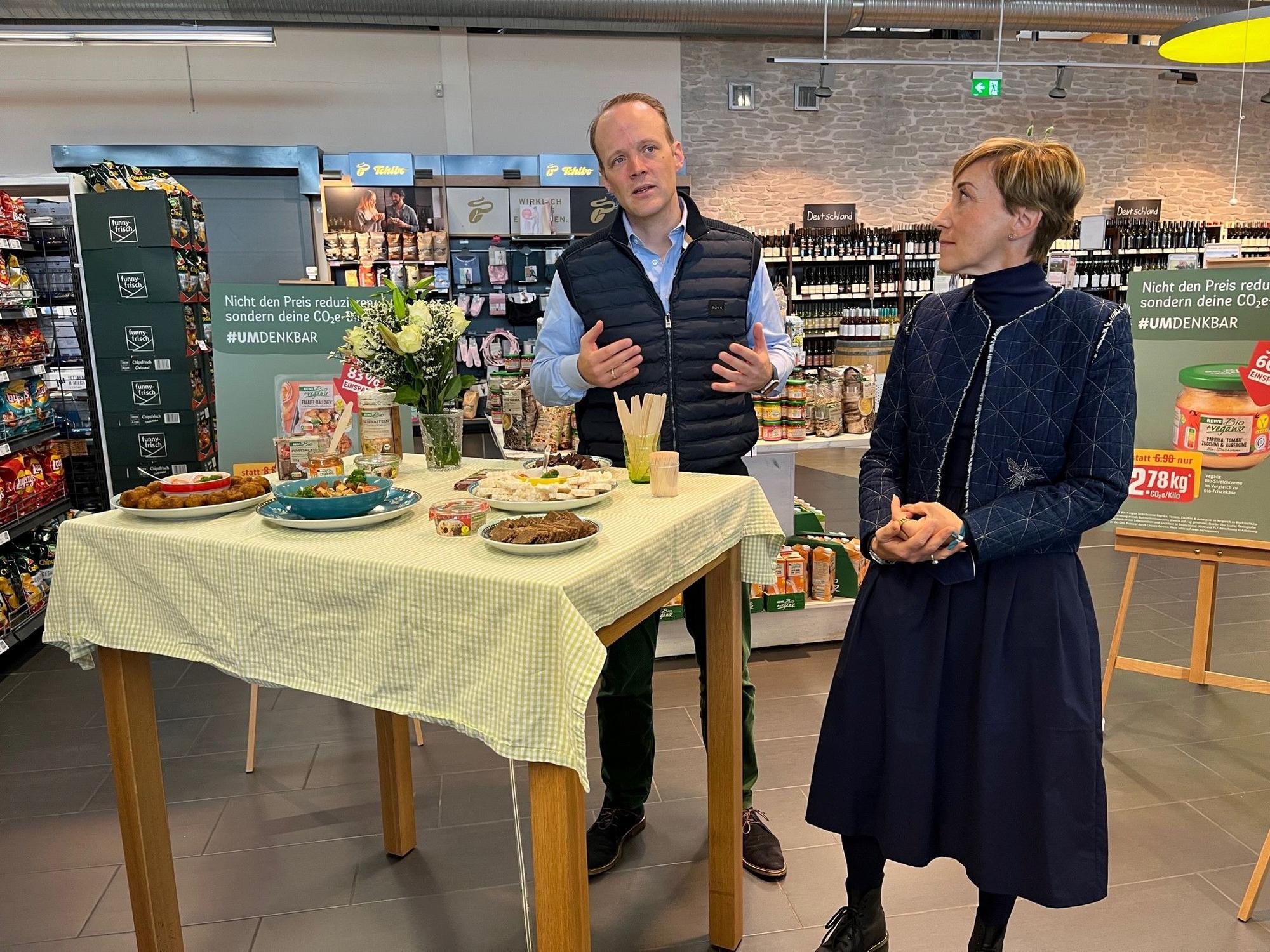 REWE-Marketingleiter Clemens Bauer und Markt-Chefin Andrea Flammuth im Markt in Köln-Lövenich.