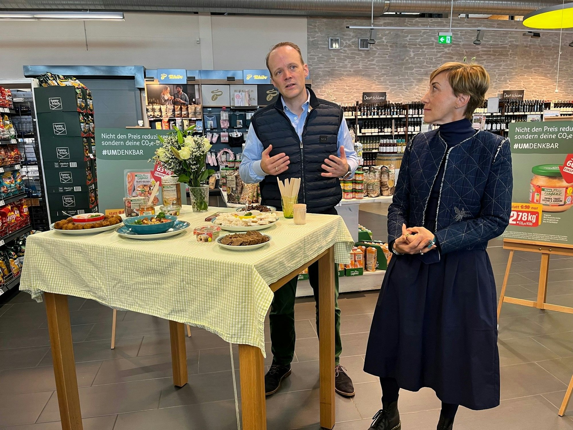 REWE-Marketingleiter Clemens Bauer und Markt-Chefin Andrea Flammuth im Markt in Köln-Lövenich.