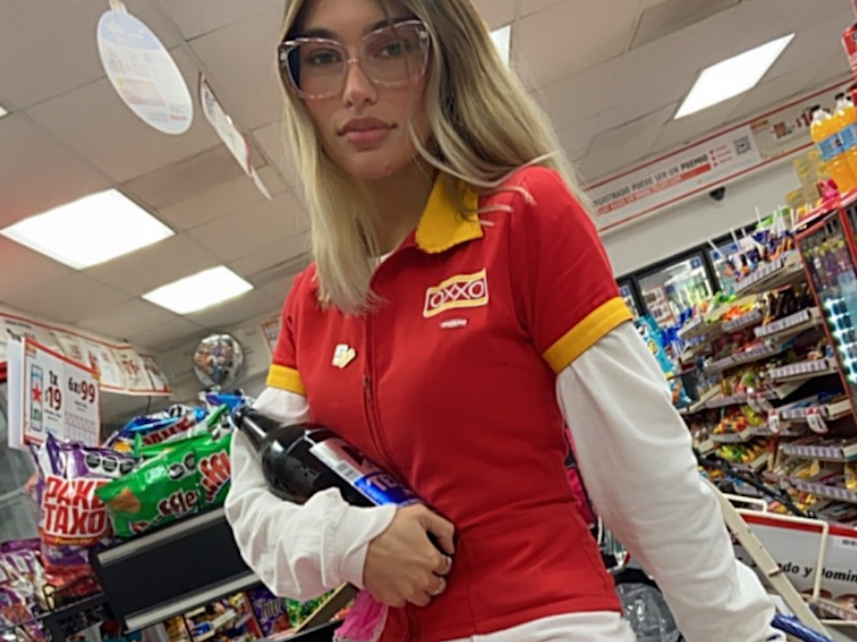 TikTok-erin Lupana Cano hält eine Flasche in der Hand.