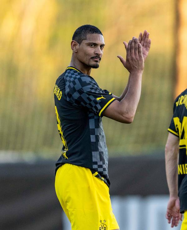 Fortuna Düsseldorf gegen Borussia Dortmund in Marbella: Dortmunds Sebastien Haller (l) und Thomas Meunier verlassen das Spielfeld.