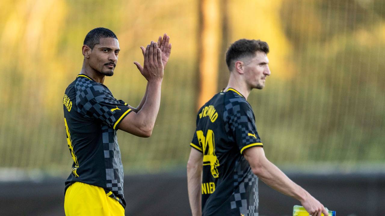 Fortuna Düsseldorf gegen Borussia Dortmund in Marbella: Dortmunds Sebastien Haller (l) und Thomas Meunier verlassen das Spielfeld.