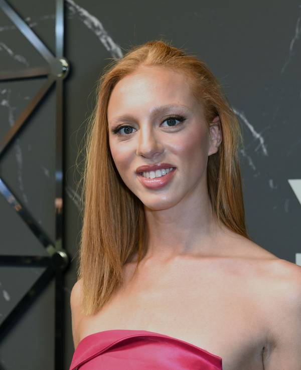 Anna Ermakova, Model und Tochter von Boris Becker, lächelt bei der WMF Weltpremiere eines Kaffeevollautomaten im Haus der Kunst in München.