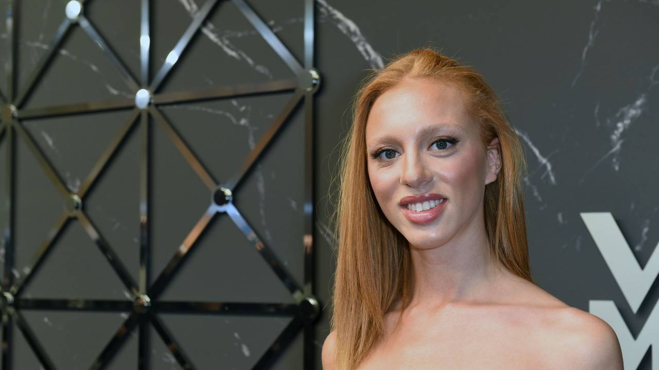 Anna Ermakova, Model und Tochter von Boris Becker, lächelt bei der WMF Weltpremiere eines Kaffeevollautomaten im Haus der Kunst in München.