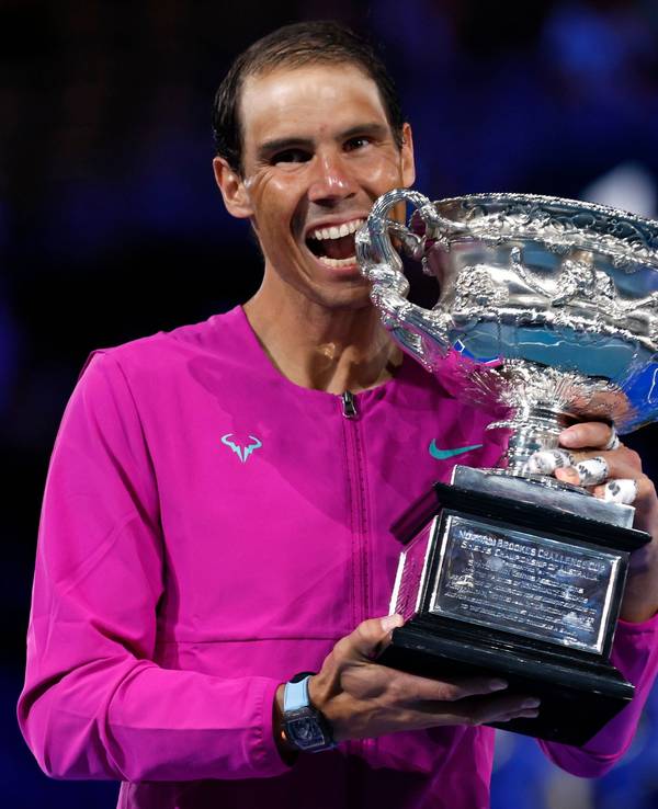 Rafael Nadal hält nach seinem Sieg den Pokal in den Händen.