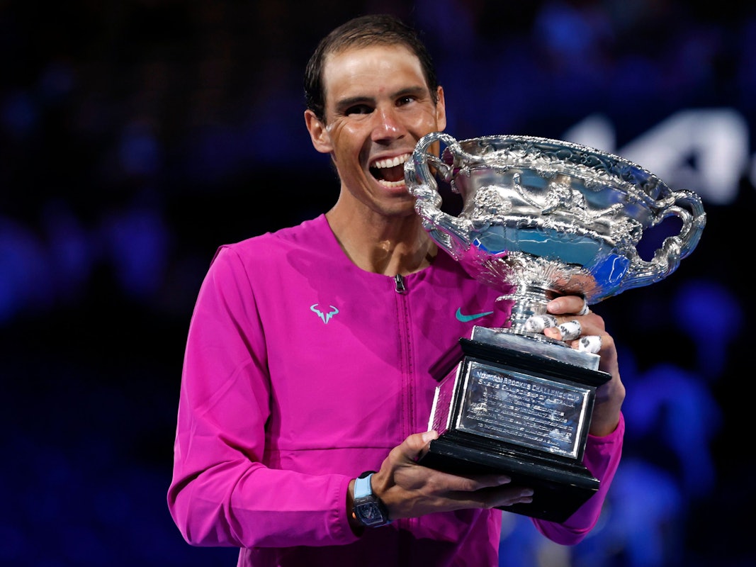 Rafael Nadal hält nach seinem Sieg den Pokal in den Händen.