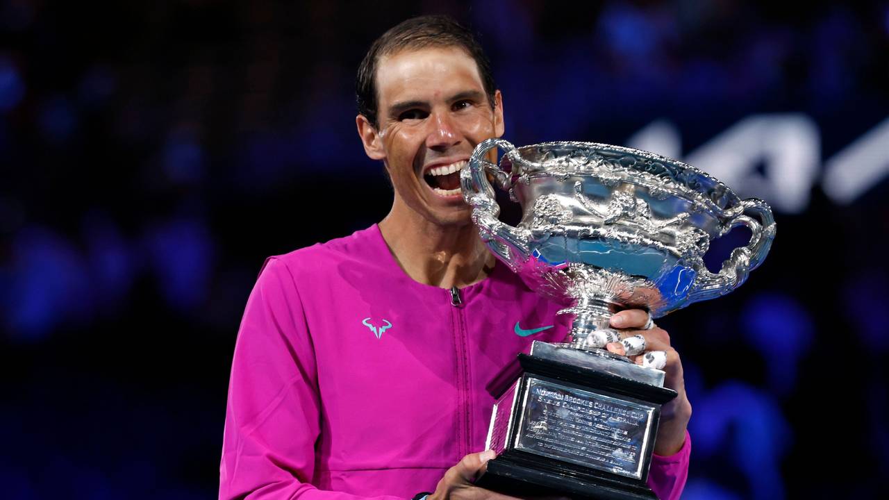 Rafael Nadal hält nach seinem Sieg den Pokal in den Händen.