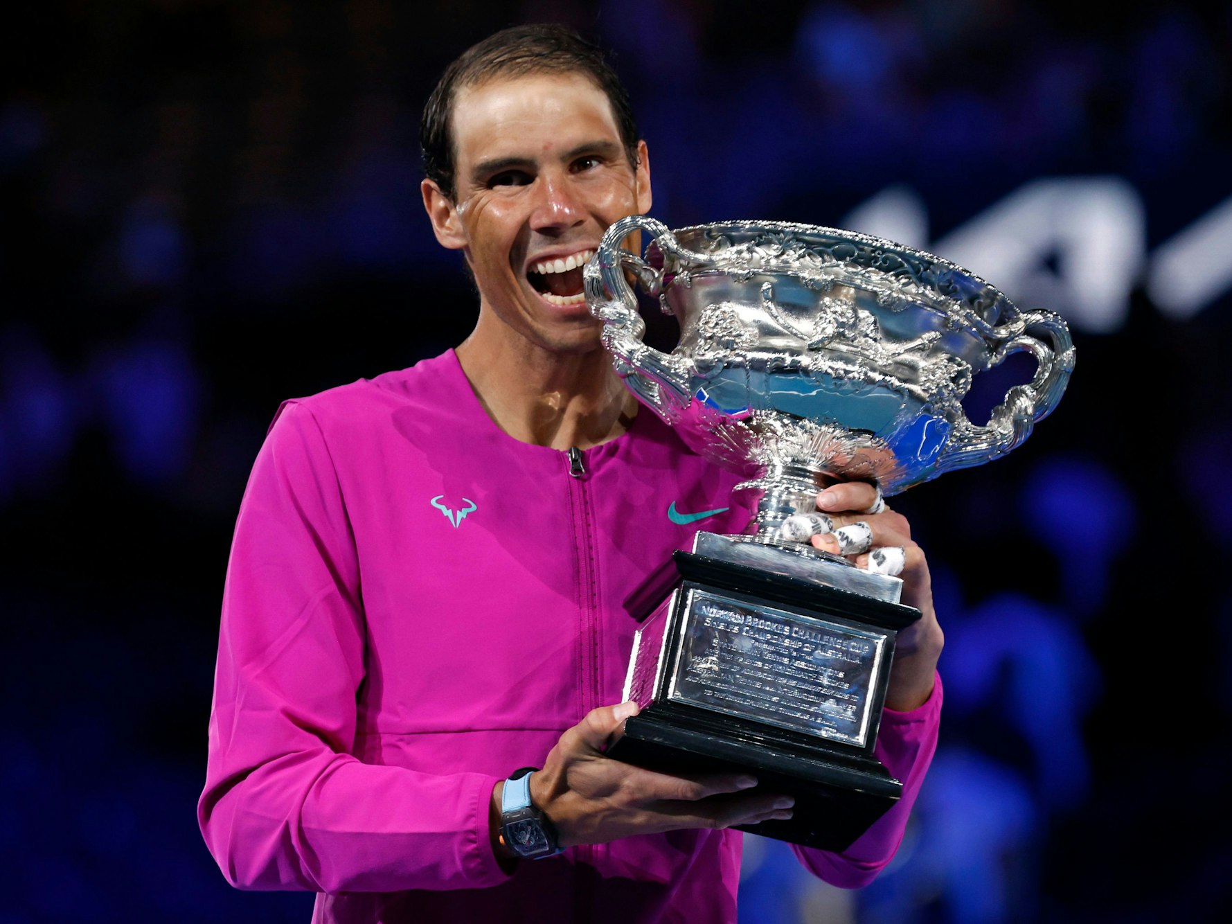 Rafael Nadal hält nach seinem Sieg den Pokal in den Händen.