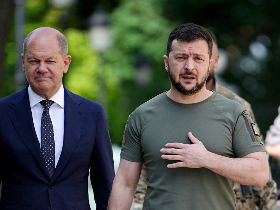Der ukrainische Präsident Wolodymyr Selenskyj (r.) empfing Mitte Juni Kanzler Olaf Scholz in Kyjiw.