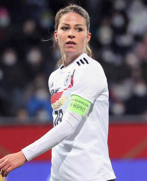 Melanie Leupolz steht bei einem Länderspiel für Deutschland gegen die Türkei auf dem Rasen.