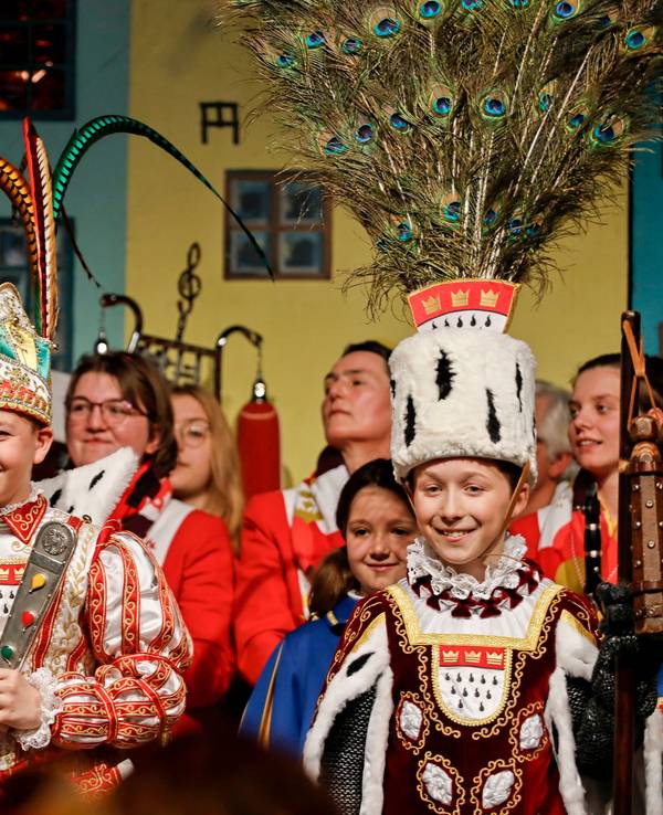 Das Kölner Kinderdreigestirn 2023 steht auf der Bühne.