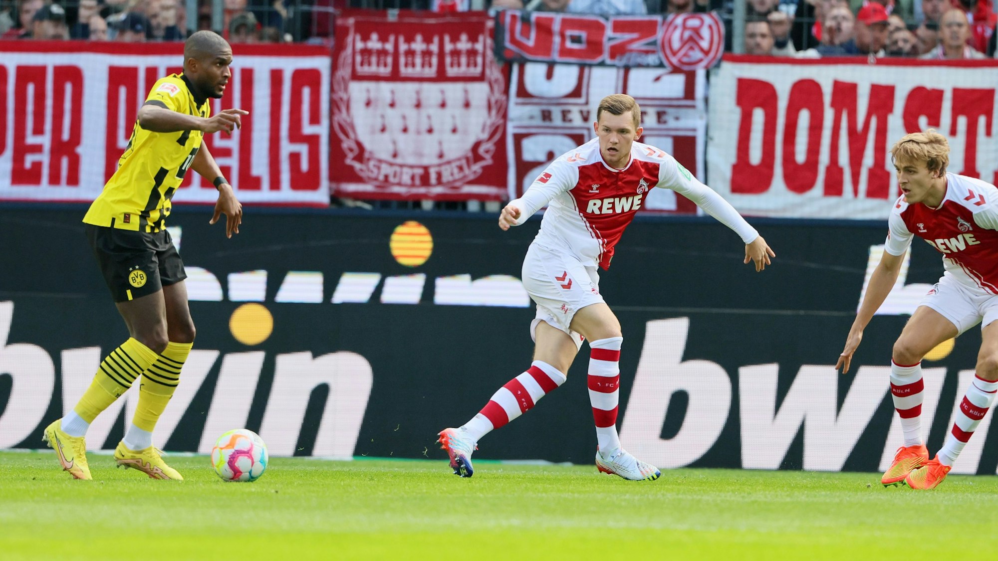 Luca Kilian und Timo Hübers wollen Anthony Modeste im Bundesliga-Spiel stoppen.